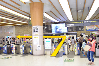 ①東京テレポート駅の改札を出て、左に進みます。