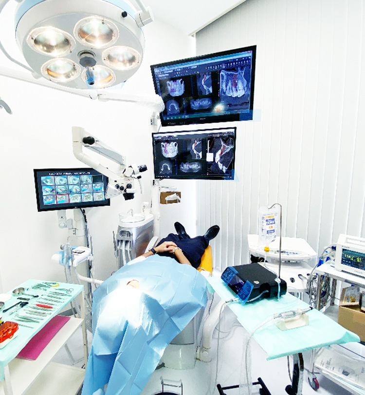 インプラント手術室を完備　専門麻酔科医による寝ている間に終わる治療も可能